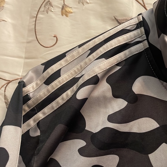 Adidas’s Mens L/S sweater. Mint Condition - Picture 9 of 9